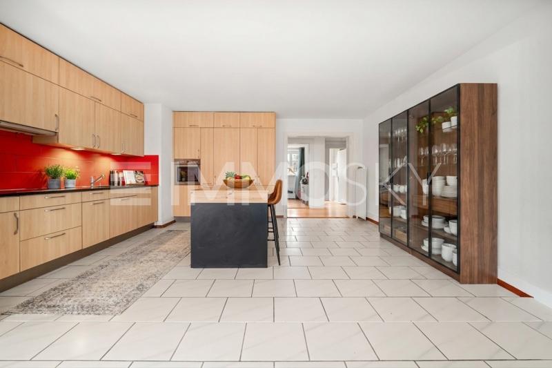 Bel espace cuisine ouvert - 13.5 pièces Maison bifamiliale a Corcelles NE