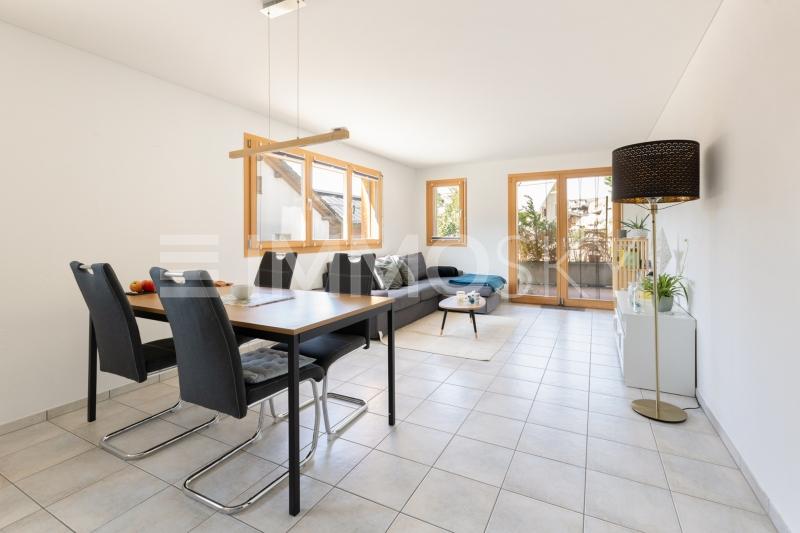 Offener Wohnbereich der 2.5 Zimmer-Wohnung - 8 stanze Casa bifamiliare a Trin