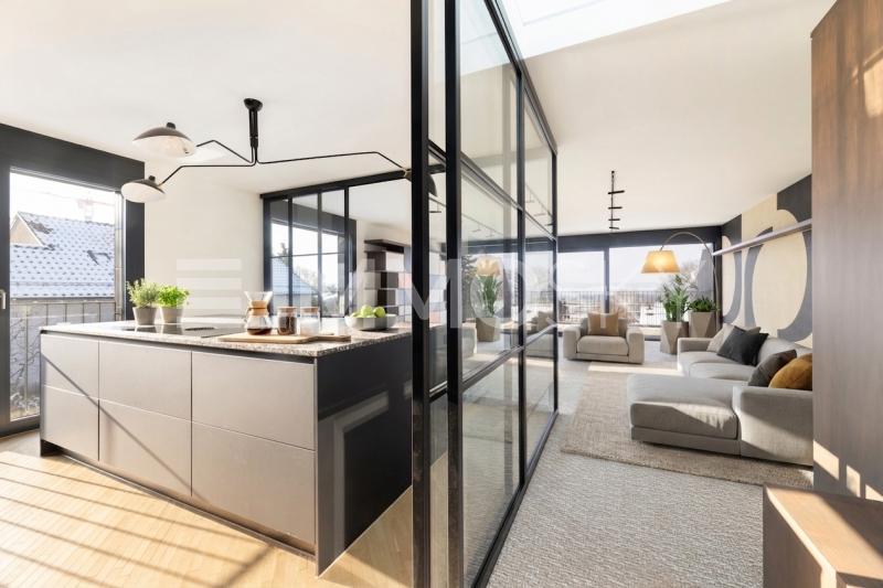 Designküche mit Glasfront harmonisch ins Wohnzimmer integriert - 2.5 stanze Attico a Uitikon Waldegg