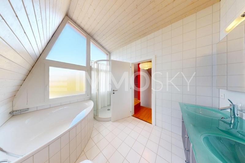 Salle de bains spacieuse - 7.5 pièces Villa a Arzier