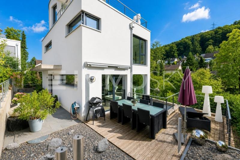 Der grosszügige, sonnige Garten bietet viel Platz für Erholung, Spiel und gesellige Stunden - 5.5 Zimmer Haus in Pratteln