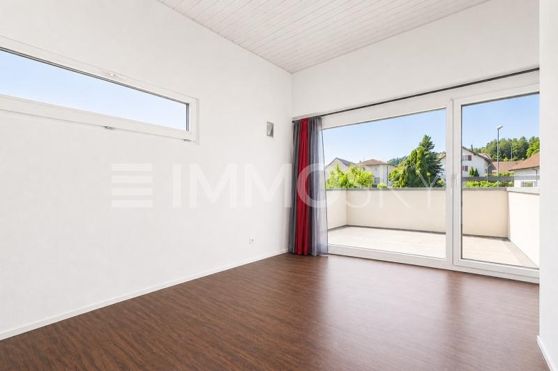 Schlafzimmer mit Balkon - 6.5 Zimmer Haus in Neukirch an der Thur