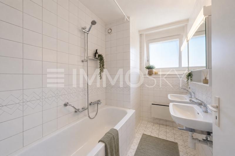 Salle de bain avec double vasque - Homestaging - 2.5 pièces Appartement a Romont FR