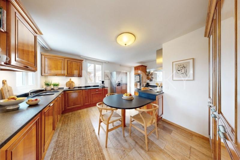 Cuisine spacieuse (aménagement IA) - 12 Zimmer Einfamilienhaus in Mont sur Rolle