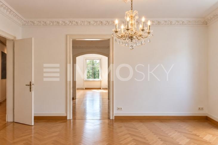 Stilvolles Schlafzimmer mit Stuck und Kristallleuchter - 3.5 stanze Appartamento a Luzern