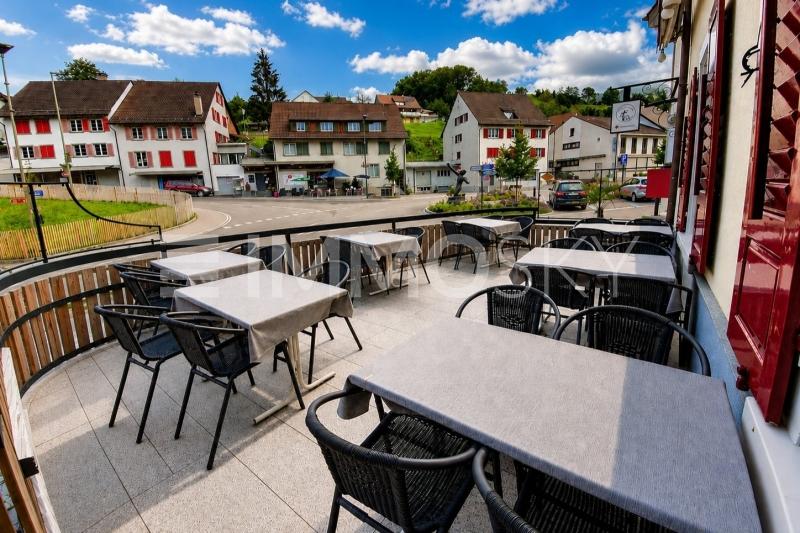 grosszügige Terrasse - 2 Wohnungen Wohn- und Geschäftshaus in Reigoldswil