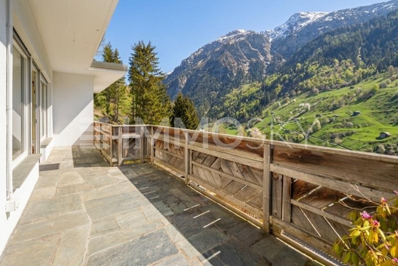 Sonnige Terrasse mit Valser Natursteinplatten - 3.5 Zimmer Einfamilienhaus in Vals