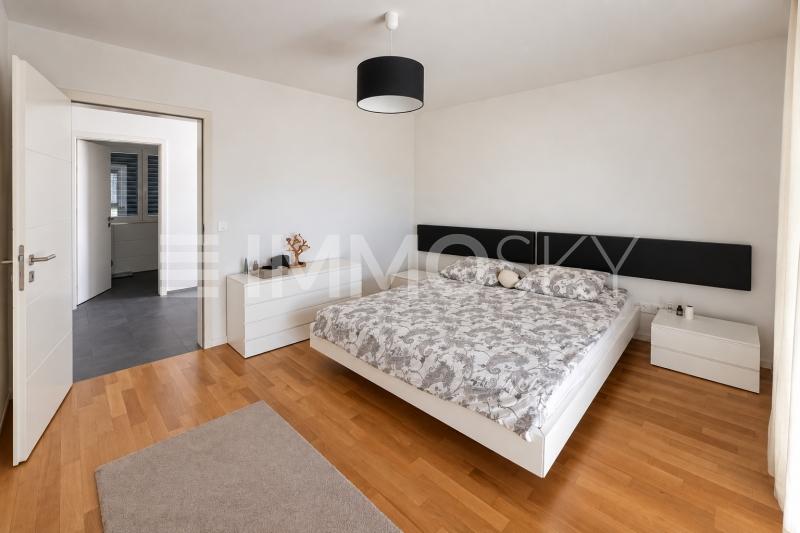 Schlafzimmer mit Parkettböden - 5.5 stanze Casa a Umiken