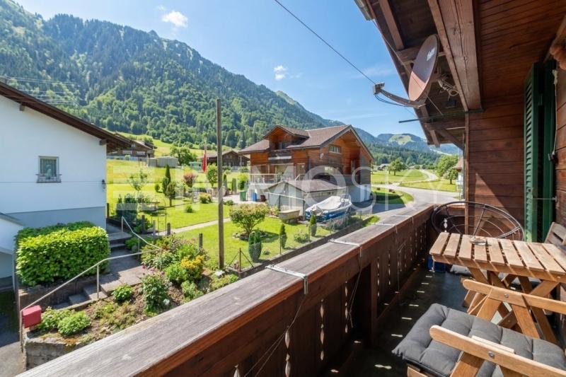 Mit Sicht auf die Bergkette - 4.5 Zimmer Doppeleinfamilienhaus in Oberstocken