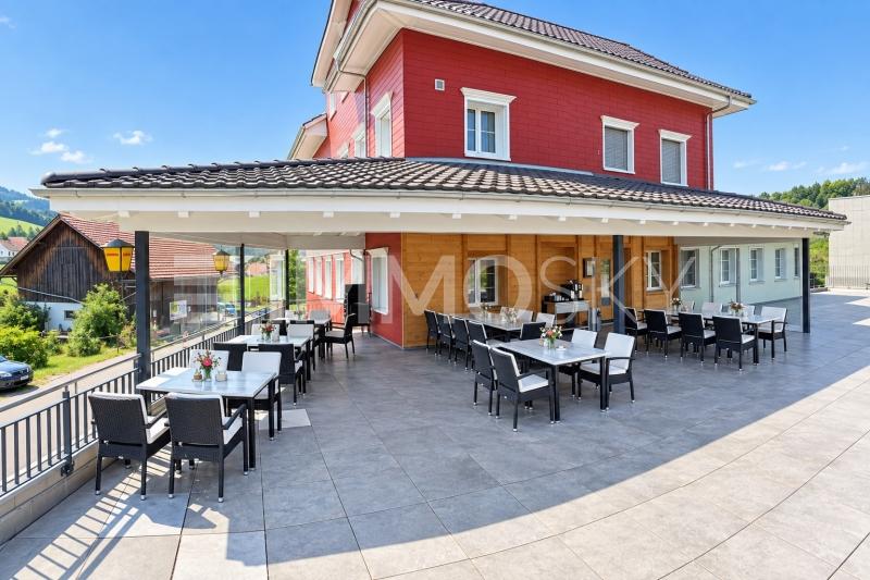 Traumhafte Terrasse für 100 Gäste - 12 Zimmer Restaurant in Lenggenwil