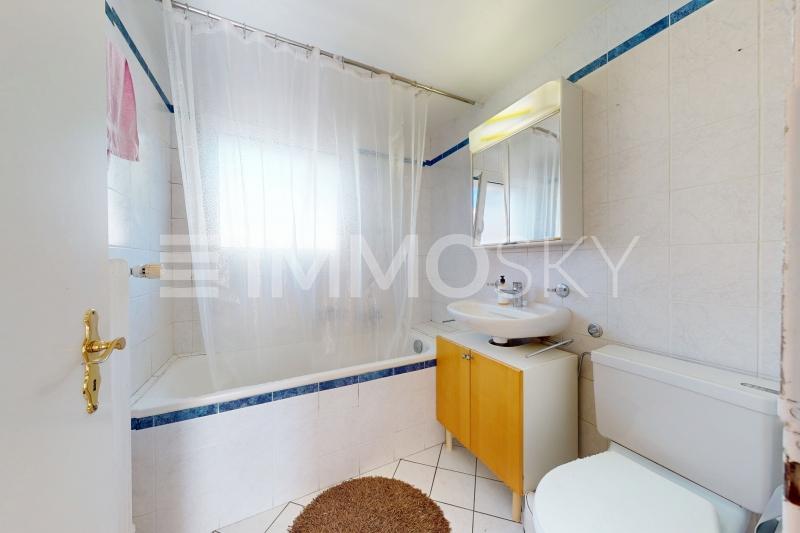 Salle de bains 1er niveau - 7 pièces Maison bifamiliale a La Conversion