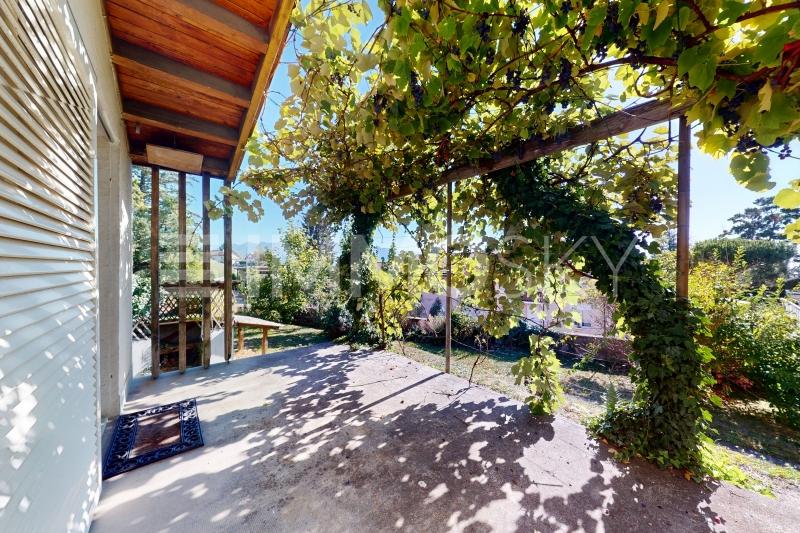Belle terrasse entourée de vignes - 7 pièces Maison bifamiliale a La Conversion