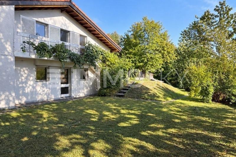 Grand jardin verdoyant - 7 pièces Maison bifamiliale a La Conversion