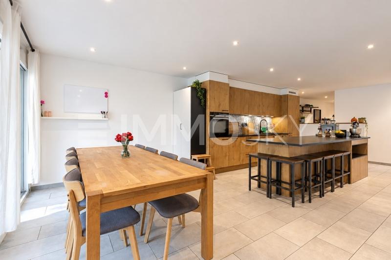 Salle à manger conviviale avec cuisine ouverte - 4.5 rooms Flat with a garden in Trey