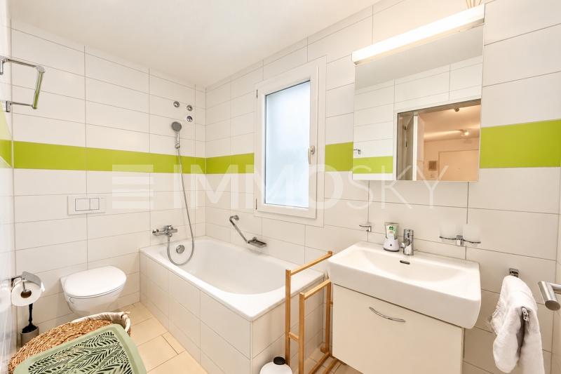 Salle de bain avec baignoire et fenetre - 4.5 stanze Appartamento a Fribourg