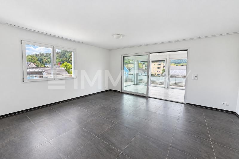 Wohnbereich mit direktem Zugang zur Terrasse - 3.5 stanze Attico a Gränichen