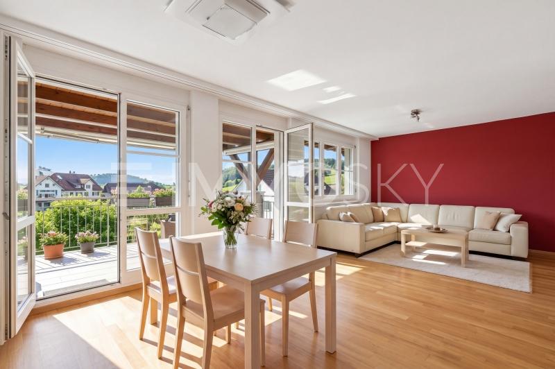 Ess- und Wohnbereich mit Ausgang zum Balkon - 4.5 Zimmer Etagenwohnung in Eschlikon TG