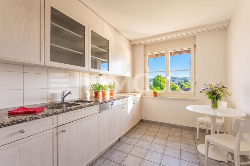 Viel Stauraum in der Küche - 4.5 Zimmer Etagenwohnung in Eschlikon TG