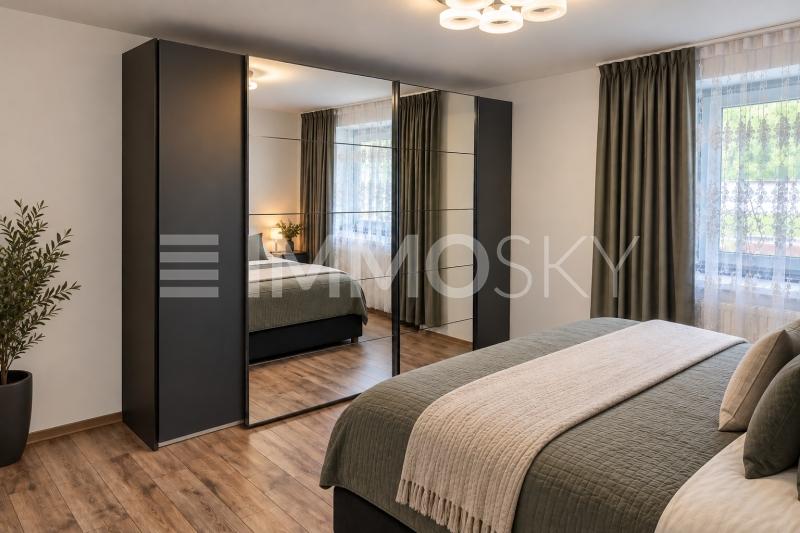 Visualisierung - Modernes Schlafzimmer mit Spiegelwand und Pflanzen - 11 rooms Two-family house in Schwaderloch