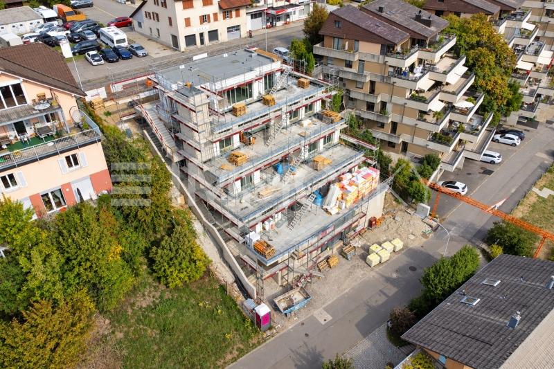 Drohnenblick auf modernen Wohnhausbau - 4.5 stanze Casa a terrazza a Umiken
