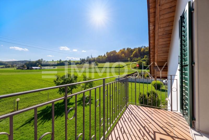 Sonniger Balkon mit traumhafter Weitsicht - 5.5 Zimmer Landhaus in Embrach