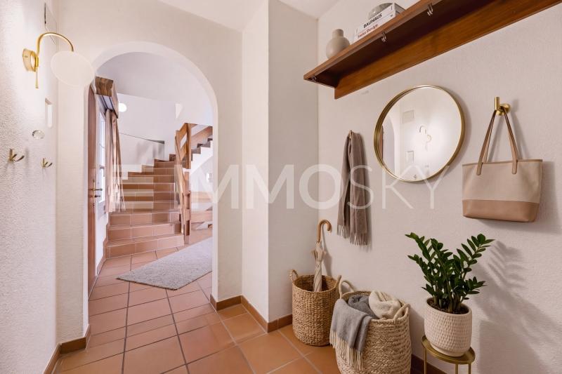 Einladender Eingangsbereich mit Stil - 5.5 Zimmer Landhaus in Embrach
