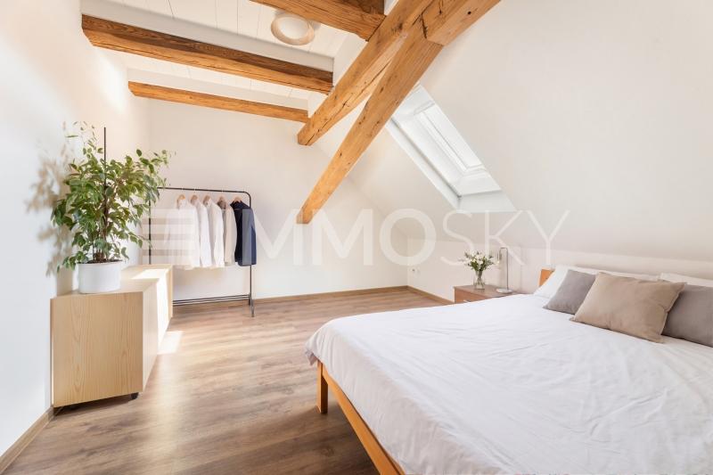 Gemütliches Schlafzimmer im Dachgeschoss - 14 pièces Immeuble mixte a Guntmadingen