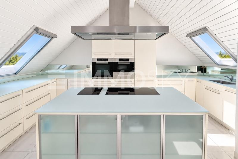 Symmetrische Dachgeschossküche mit Skylights - 5 pièces Duplex a Herrliberg