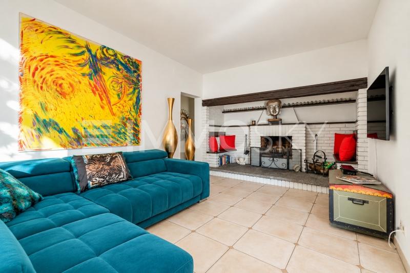 Salotto moderno con divano turchese e camino - 4.5 pièces Appartement a Brusino Arsizio