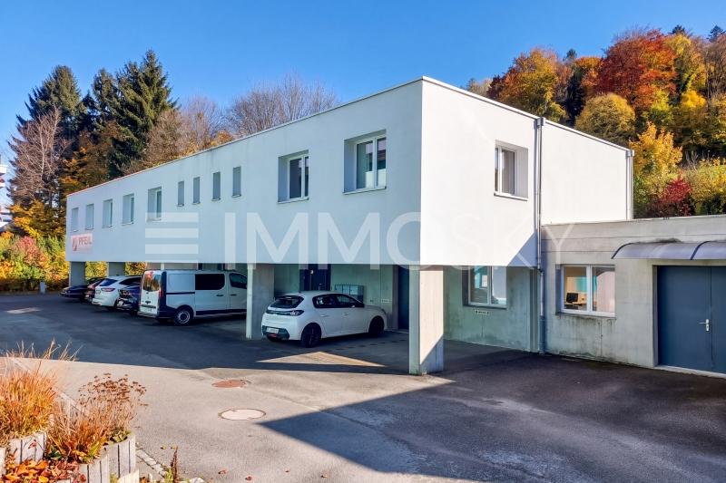 Arbeiten im Grünen mit Aussenparkplätzen - 2 Zimmer Büro in Safenwil