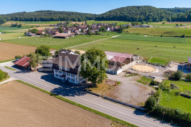 Liegenschaft mit Blick auf die Umgebung - 14 pièces Immeuble mixte a Guntmadingen