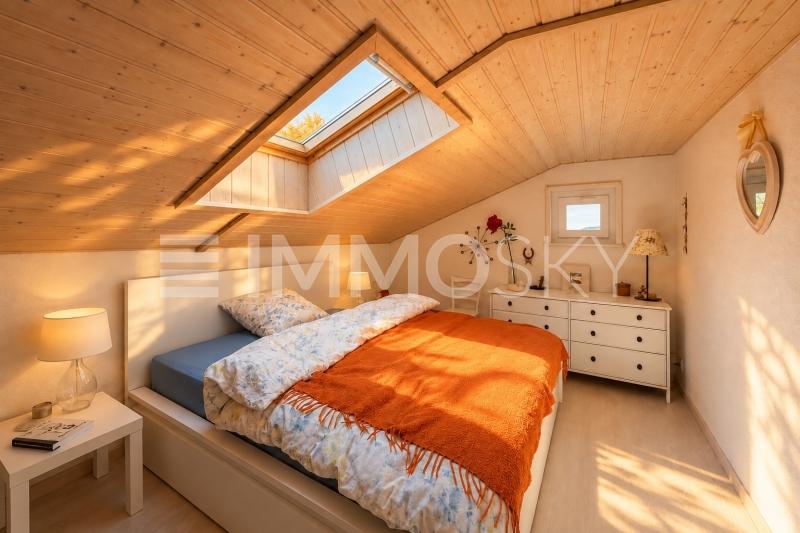 Chambre lumineuse dans les combles - 4.5 pièces Maison mitoyenne d'angle a Ursy