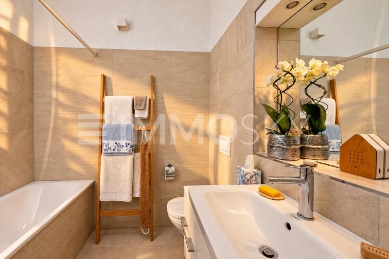 Salle de bains chaleureuse aux serviettes soignées - 4.5 pièces Maison mitoyenne d'angle a Ursy