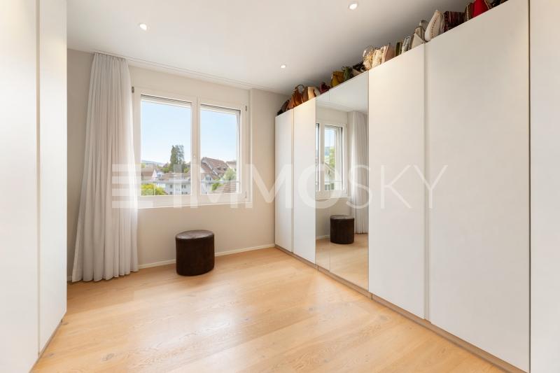 Stilvolles Ankleidezimmer mit viel Platz für Ihre Garderobe - 4.5 Zimmer Wohnung in Bubikon