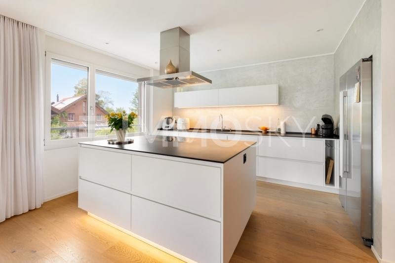 Moderne Küche mit grosszügiger Kochinsel - 4.5 Zimmer Wohnung in Bubikon