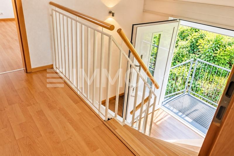 Direkt ins Freie mit kleinem Sitzplatz - 2.5 rooms Penthouse in Umiken