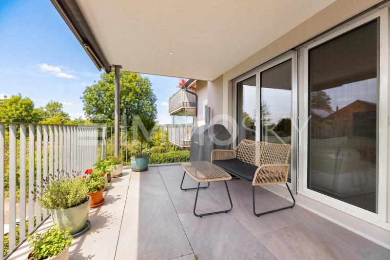 Sonniger Balkon für entspannte Stunden im Freien - 4.5 Zimmer Wohnung in Bubikon