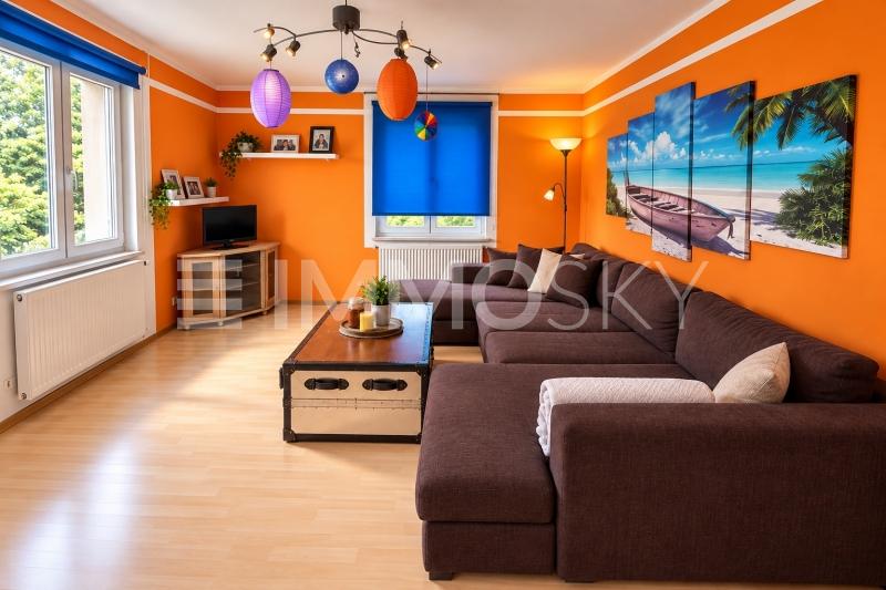 Farbenfrohes Wohnzimmer mit Tropenbild - 5.5 stanze Casa a Gontenschwil