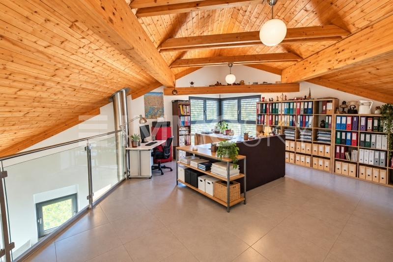 Ufficio Mansardato - 7 stanze Casa unifamiliare a Loco