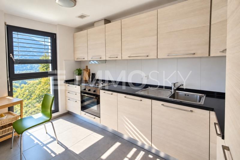 Cucina moderna luminosa con vista montagna - 7 stanze Casa unifamiliare a Loco