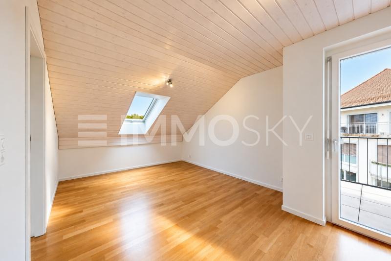 Chambre avec accès au balcon (homestaging) - 2.5 pièces Appartement en attique a Sugnens