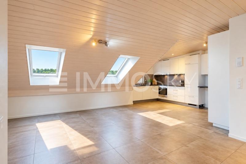Séjour et cuisine ouverte - 2.5 pièces Appartement en attique a Sugnens