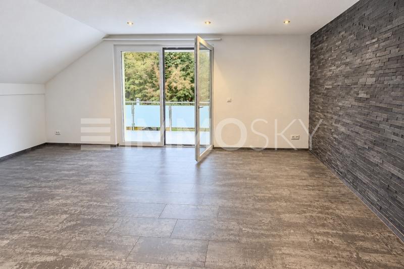 Modernes Wohnzimmer mit Balkonblick - 4 stanze Appartamento a Mülligen