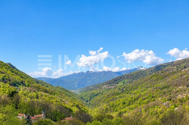 Alpental unter weitem blauem Himmel - Bauland in Piandera Paese