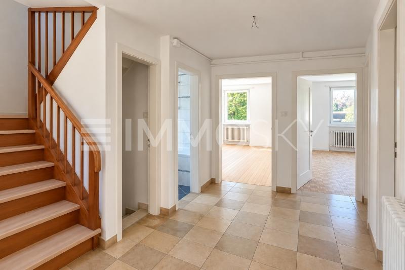 Heller Eingangsbereich mit traditioneller Holztreppe - 5 pièces Maison a Villnachern